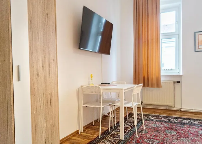 Comfy 2br- Near Wiener Stadthalle Apartment
