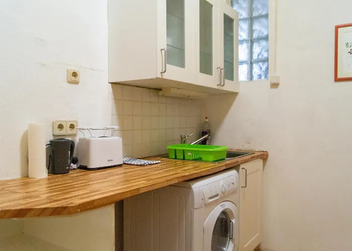 Comfy 2br- Near Wiener Stadthalle Vienna