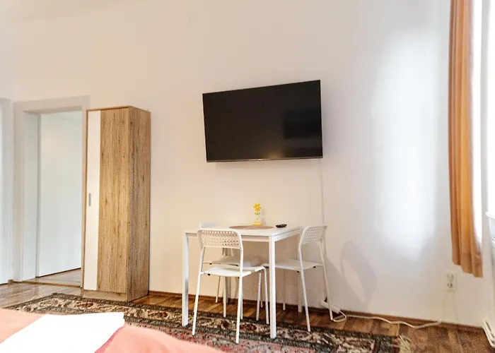 Apartment Comfy 2br- Near Wiener Stadthalle Vienna